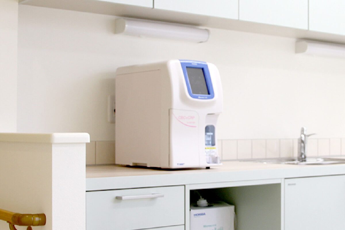 血液検査の機械（自動血球計数CRP測定装置）